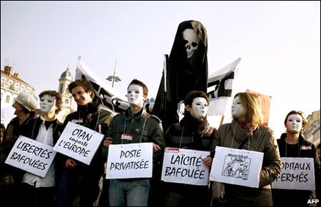  Demonstrators in Lyon 'mourn' the loss of civil liberties and the privatisation of hospitals and postal services, March 18, 2009. [China Daily/Agencies]