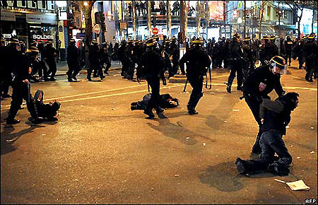 Police use tear gas to dispel a crowd of youths in France, March 18, 2009. [China Daily/Agencies]