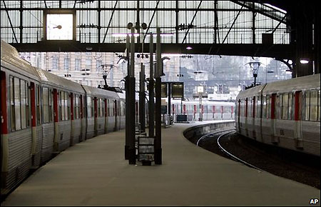 Platforms at St Lazare station, Paris, and elsewhere stand deserted as rail services were hit by strike action, March 18, 2009. [China Daily/Agencies]