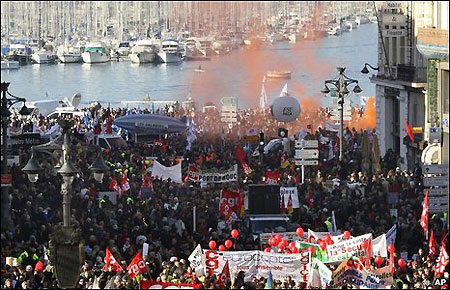 Large numbers of strikers throng the Old Port at the heart of Marseille, the biggest city in southern France, March 18, 2009. [China Daily/Agencies]