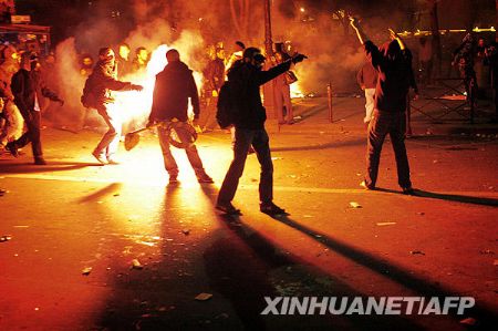 People demonstrate with flares at the end of France's second nationwide strike in two months. More than a million angry French workers took to the streets Thursday in a nationwide strike to force President Nicolas Sarkozy to boost wages and protect jobs as the economic crisis deepens.[Xinhua/AFP]