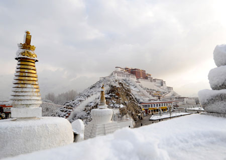 Photo taken on March 20, 2009 shows the snow scene near the Potala Palace in Lhasa, capital of southwest China's Tibet Autonomous Region. [Xinhua]