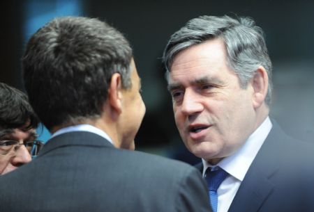 UK Prime Minister Gordon Brown (R)talks with Spanish Prime Minister Jose Luis Rodriguez Zapatero during the first day meeting of EU spring summit in Brussels, capital of Belgium March 19, 2009. [Wu Wei/Xinhua]