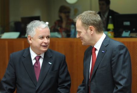 Polish President Lech Kaczynski (L) talks with Polish Prime Minister Donald Tusk during the first day meeting of EU spring summit in Brussels, capital of Belgium, March 19, 2009. [Wu Wei/Xinhua] 