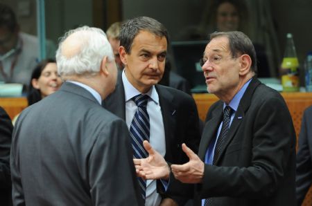 EU High Representative for the Common Foreign and Security Policy Javier Solana (R) talks with Spanish Prime Minister Jose Luis Rodriguez Zapatero (C) and Spanish Foreign Minister Miguel Angel Moratinos during the first day meeting of EU spring summit in Brussels, capital of Belgium, March 19, 2009. [Wu Wei/Xinhua]