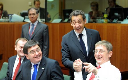 French President Nicolas Sarkozy shakes hands wiht Hungrian Primje Minsiter Ferenc Gyurcsány during the first day meeting of EU spring summit in Brussels, capital of Belgium March 19, 2009. [Wu Wei/Xinhua]