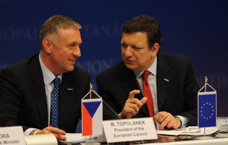 EU rotating Presidency Czech Prime Minister Mirek Topolanek (L) talks with European Commission's President Jose Manuel Barroso during the press conference after the first day meeting of EU spring summit in Brussels, capital of Belgium, March 19, 2009. [Wu Wei/Xinhua]