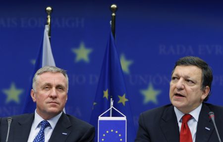  Czech Republic Prime Minister Mirek Topolanek and European Commission President Jose Manuel Barroso (R) address a joint news conference during a two-day EU leaders summit in Brussels March 19, 2009. [Xinhua/Reuters]