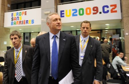  EU rotating Presidency Czech Prime Minister Mirek Topolanek (C) leaves the press conference after the first day meeting of EU spring summit in Brussels, capital of Belgium, March 19, 2009. 