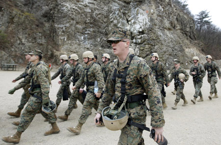 Members of U.S. Marine Corps Fleet Antiterrorism Security Team Pacific, comprising of 46 marines from a military base in Norfolk, Virginia and deployed currently to Japan's Yokosuka, participate in a mountain warfare drill in Pohang, about 370 km (230 miles) southeast of Seoul, Mar. 20, 2009. [Xinhua/Reuters] 