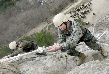 Members of U.S. Marine Corps Fleet Antiterrorism Security Team Pacific, comprising of 46 marines from a military base in Norfolk, Virginia and deployed currently to Japan's Yokosuka, participate in a mountain warfare drill in Pohang, about 370 km (230 miles) southeast of Seoul, Mar. 20, 2009. [Xinhua/Reuters]