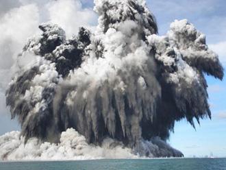 An a undersea volcano erupts off the coast of Tonga, tossing clouds of smoke, steam and ash thousands of feet (meters) into the sky above the South Pacific ocean, Wednesday, March 18, 2009. The eruption was at sea about 6 miles (10 kilometers) from the southwest coast off the main island of Tongatapu, an area where up to 36 undersea volcanoes are clustered.[Xinhua/AFP Photo] 