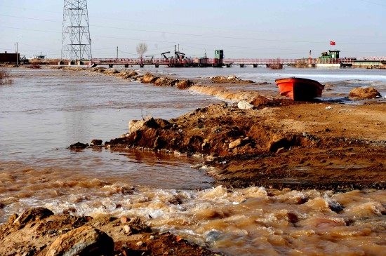 Photo taken on March 19, 2009 shows water levels rise along a section of the Yellow River in Urad Front Banner, Inner Mongolia Autonomous Region. [Xinhua]