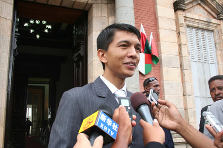 The main decision-making committee of the Southern African Development Community (SADC) on Thursday urged the African Union and the international community not to recognize Andry Rajoelina as Madagascar