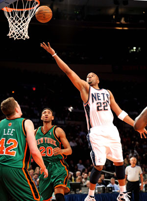  Jarvis Hayes (R) of New Jersey Nets goes for a shoot during a NBA basketball match against New York Knicks in New York, the United States, March 18, 2009. Nets won the match 115-89.