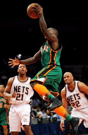 Nate Robinson (C) of New York Knicks goes for a shoot during a NBA basketball match against New Jersey Nets in New York, the United States, March 18, 2009. Nets won the match 115-89.