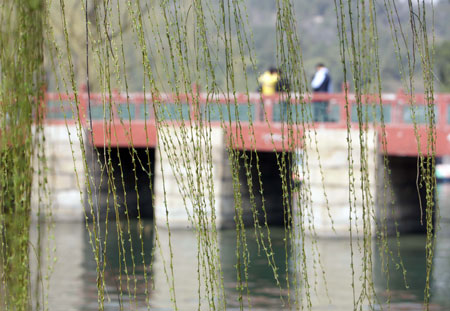 Tourists visit the Summer Palace in Beijing, March 19, 2009. [Photo: Xinhua]