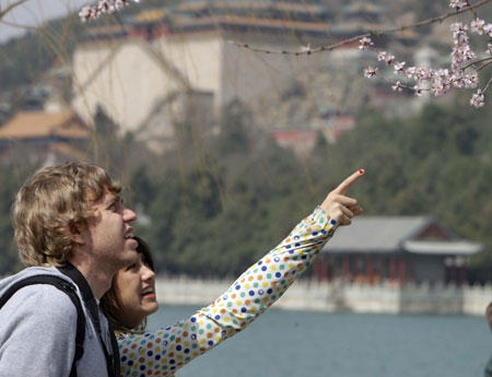 Tourists visit the Summer Palace in Beijing, March 19, 2009. [Photo: Xinhua] 