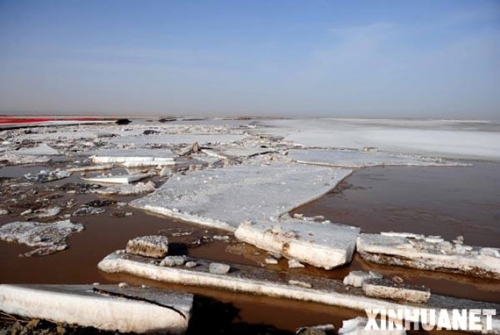 Photo taken on March 18 shows the ice blockages at the southern banks of the Yellow River at Putuobu in Engebei Township, Dalad, Inner Mongolia Autonomous Region.