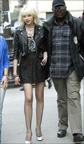 'Gossip Girl' starlet Taylor Momsen was spotted out working on the filming set of the hit TV play in New York City on March 18 afternoon. The 15-year-old, who plays Jenny Humphrey in the drama, sported a few different looks during her filming session. 