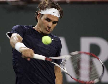 Roger Federer of Switzerland hits a return against Spain's Fernando Verdasco during the Indian Wells ATP tennis tournament in Indian Wells, California March 19, 2009.