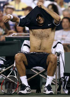 Roger Federer of Switzerland changes his shirt during his match against Spain's Fernando Verdasco at the Indian Wells ATP tennis tournament in Indian Wells, California, March 19, 2009.