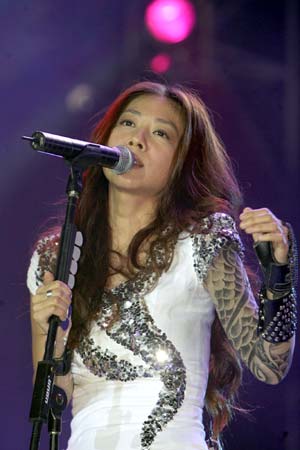 Chan Yeeching, a singer from southeast China's Taiwan province, sings during her concert held at the Shanghai Grand Stage in Shanghai, east China, March 20, 2009. Chan held an extra concert to thank her fans in Shanghai on Friday. (Xinhua/Zhu Liangcheng)