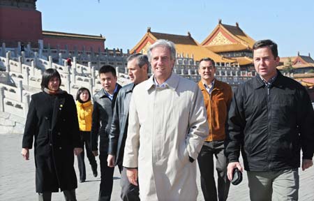 Uruguayan President Tabare Vazquez (C front) visits the Palace Museum in Beijing, capital of China, March 22, 2009.[Xinhua]