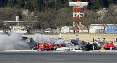 A cargo plane burns on the tarmac at Narita international airport in Chiba, Japan March 23, 2009. A Federal Express Corp cargo plane crashed and burst into flames as it landed at Narita international airport on Monday, closing one runway at the busy gateway to Tokyo. Two crew members aboard were confirmed dead, TV Asahi reported. [Xinhua/Reuters]