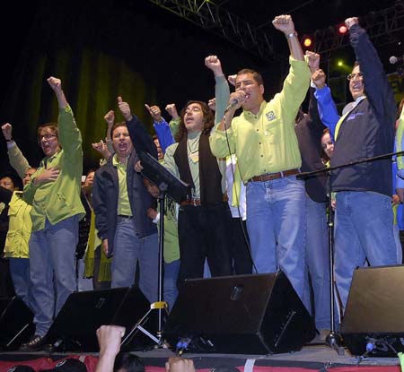 Ecuadorian presidential candidate Rafael Correa (front, 2nd R), who is incumbent Ecuadorian President now, attends his campaign rally for the 2009 presidential race in Quito, capital of Ecuador, March 21, 2009. The election will start on April 26. [Xinhua]