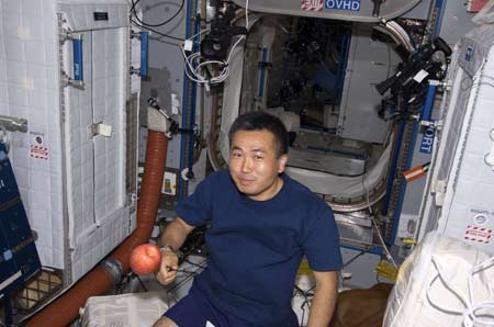 Japan Aerospace Exploration Agency's Koichi Wakata, pictured here on the International Space Station enjoying an apple, changes over from STS-119 mission specialist to an ISS flight engineer for a tour aboard the orbital outpost in this photo released by NASA March 21, 2009. [Xinhua/Reuters]