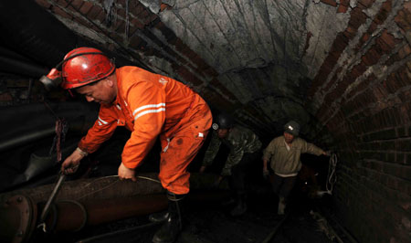 Rescuers prepare pipes to draw water from a flooded coal mine in Sanjiaotang Township of Changning, a city in central-south China's Hunan Province, March 21, 2009. [Li Ga/Xinhua]