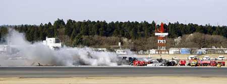 A cargo plane burns on the tarmac at Narita international airport in Chiba, Japan March 23, 2009.[Xinhua/Reuters]