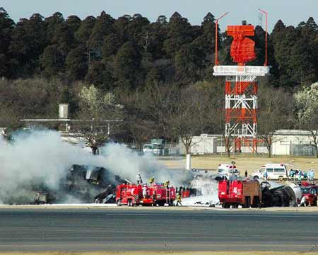 Firefighters arrive at the site of a crashed cargo plane at Narita international airport in Chiba, Japan March 23, 2009. [Xinhua/AFP]