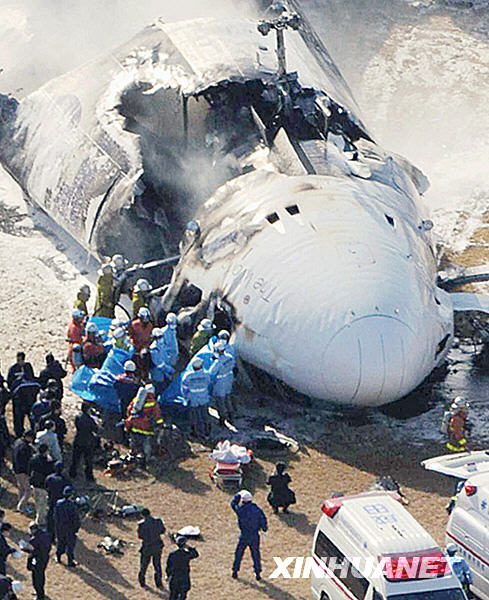 Firefighters arrive at the site of a crashed cargo plane at Narita international airport in Chiba, Japan March 23, 2009. [Xinhua/AFP]