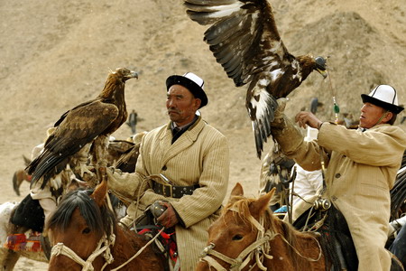 Kirgiz herders display their falcons during the Second Falcon Cultural Festival in Akqi county, northwest China's Xinjiang Uygur autonomous region on March 21, 2009. [Xinhua]