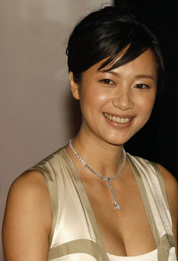 Actress Xu Jingle attends the world premiere of her movie Shinjuku Incident as part of the kickoff for the Hong Kong International Film Festival March 22, 2009. [China Daily/Agencies]