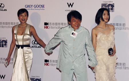 Actor Jackie Chan (C) and actresses Fan Bingbing (R) and Xu Jingle attend the world premiere of their movie Shinjuku Incident as part of the kickoff for the Hong Kong International Film Festival March 22, 2009. [China Daily/Agencies]