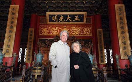 Uruguayan President Tabare Vazquez (L) and his wife Maria pose for photos as they visit the Palace Museum in Beijing, capital of China, March 22, 2009. [Xie Huanchi/Xinhua]