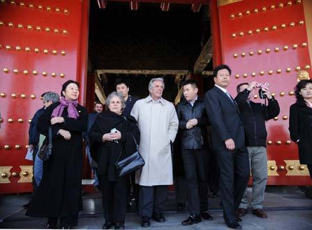 Uruguayan President Tabare Vazquez (5th R) visits the Palace Museum in Beijing, capital of China, March 22, 2009. [Xie Huanchi/Xinhua]