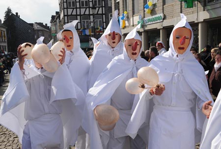 Revellers 'Blanc Moussi' (Clad in white) hold pork bladders during carnival parade in Stavelot, about 150 kilometers east of Brussels, capital of Belgium, March 22, 2009. Carnival celebrations in Stavelot reached climax Sunday, while 'Blanc Moussi' flogged crowds with pork bladders and threw confetti to them. [Wu Wei/Xinhua]