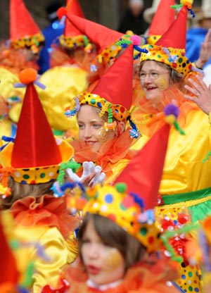  Revellers cries while they are covered by confetti during carnival parade in Stavelot, about 150 kilometers east of Brussels, capital of Belgium, March 22, 2009. Carnival celebrations in Stavelot reached climax Sunday, while 'Blanc Moussi' flogged crowds with pork bladders and threw confetti to them. [Wu Wei/Xinhua]