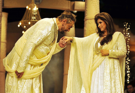 Veteran Bollywood actor Kabir Bedi(L) and actress Dimple Kapadia shows the creation of the famous Indian designer J J Vallaya during the grand finale of the Wills India Fashion Week (WIFW) in New Delhi, capital of India, March 22, 2009. The WIFW concluded on Sunday. [Partha Sarkar/Xinhua]