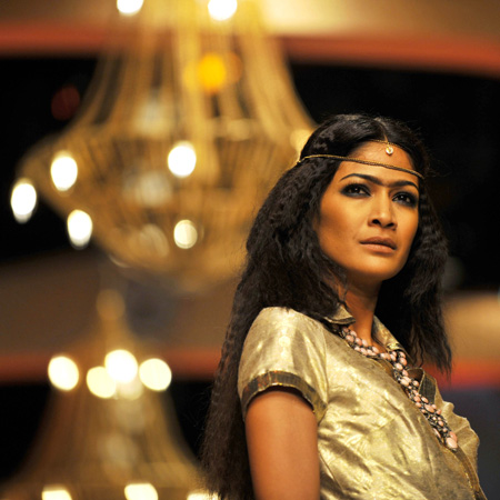  A model presents the creation of the famous Indian designer J J Vallaya during the grand finale of the Wills India Fashion Week (WIFW) in New Delhi, capital of India, March 22, 2009. The WIFW concluded on Sunday. [Partha Sarkar/Xinhua]