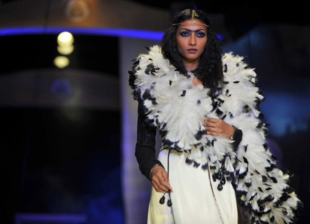 A model presents the creation of the famous Indian designer J J Vallaya during the grand finale of the Wills India Fashion Week (WIFW) in New Delhi, capital of India, March 22, 2009. The WIFW concluded on Sunday. [Partha Sarkar/Xinhua]