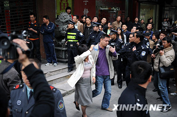 A woman hostage is rescued by police from a pawn shop in Fuzhou, capital of southeast China's Fujian Province, March 23, 2009. A man was captured by police Monday morning after holding three women hostages for more than three hours inside a pawn shop in Fuzhou, police said. It was unclear why the man took the women as hostages, the police said. [Xinhua]
