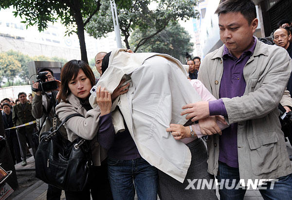 Two woman hostages are rescued by police from a pawn shop in Fuzhou, capital of southeast China's Fujian Province, March 23, 2009. [Xinhua]