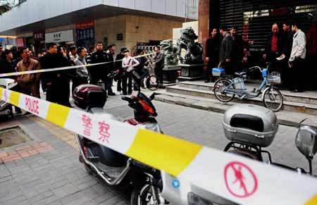  Police cordon off the site where a man takes three women as hostages in Fuzhou, capital of southeast China's Fujian Province, March 23, 2009. [Xinhua]