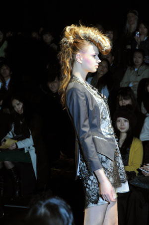 A model shows a one-piece dress designed by Motonari Ono at the first day of the 8th Tokyo Fashion Week in Tokyo, capital of Japan, Mar. 23, 2009.[Chen Xi/Xinhua]