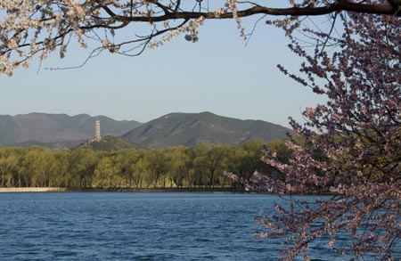 Photo taken on March 22, 2009 shows the Yuquan Mountains in distance in the Summer Palace, Beijing, capital of China. [Wang Huaigui/Xinhua]